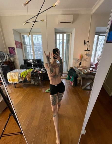 Tory Inve model nude pic