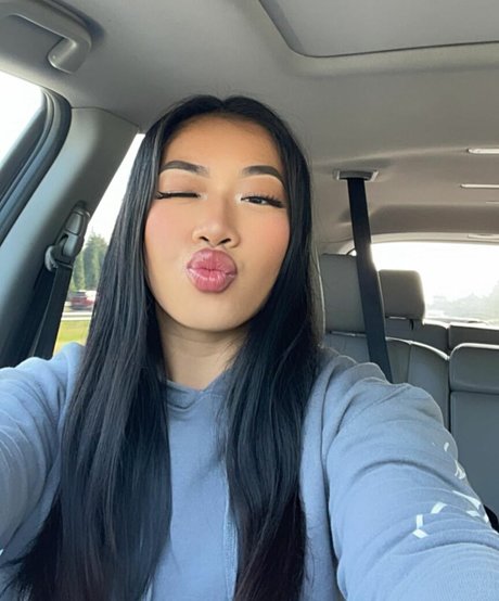 Kimberly Nguyen modelo libre foto