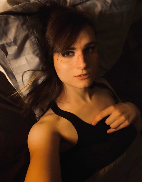 Ava Shade modelo superior fotos