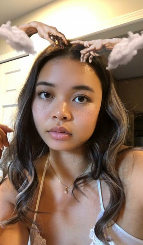 Kattjia modèle nu des photos