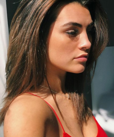 Kylie Manue arte modelo archivo