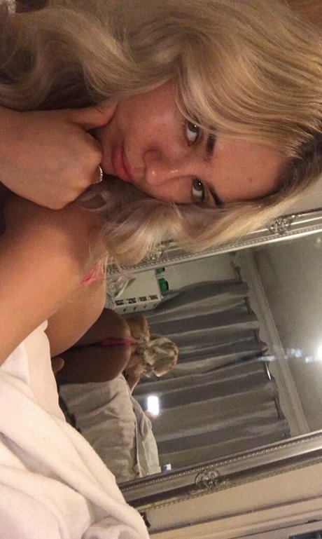 Ellie Pembury actriz caliente archivo