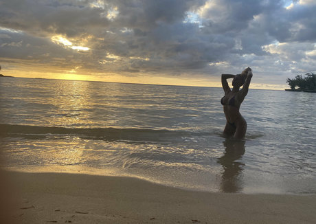 Kari Nautique modelo desnuda galerías