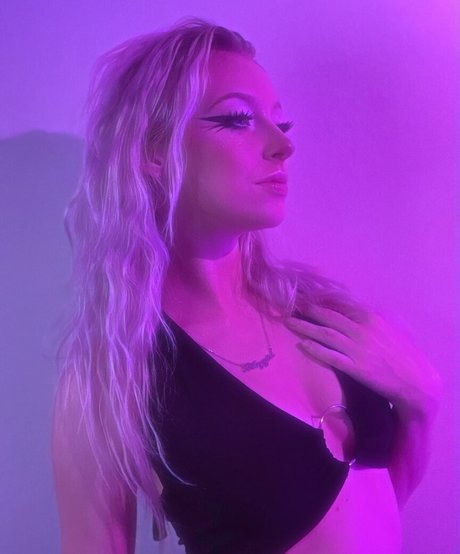 UrEbabe star du porno exclusive images