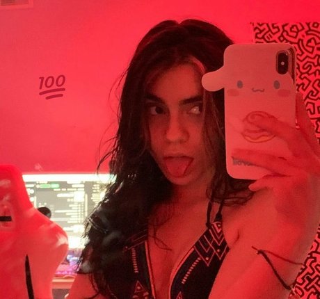 Misopacketbae star naked image