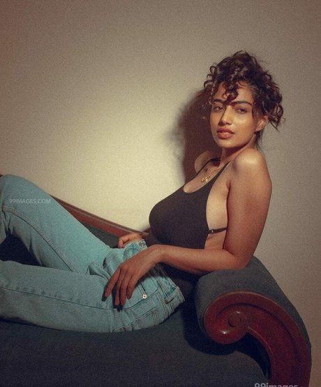 Meenakshi Chaudhary arte modelo galerías