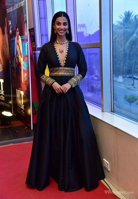 Meenakshi Chaudhary actrice exclusive collection