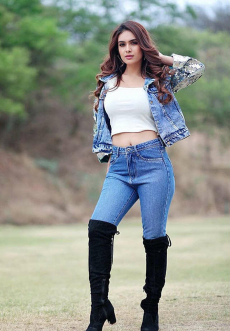 Neha Malik actrice sexy collection