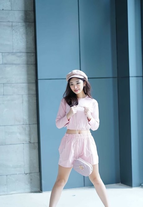 Livy Renata modelo desnudo imagen