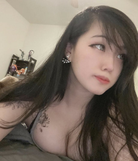 smolmikuu pornographic model image