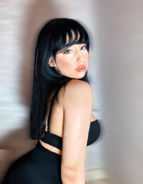 Shiny ASMR hot model img