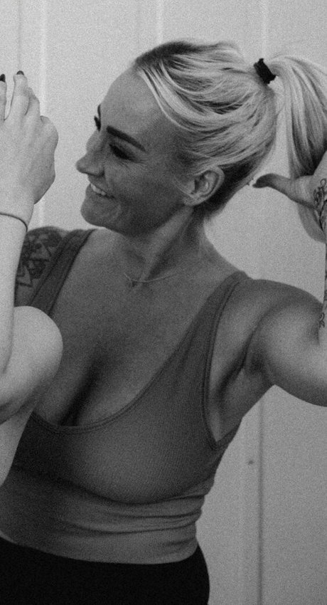 Sarah Connor estrella porno sexy archivo