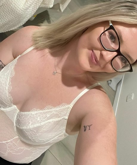 izzzzzy r naked actress gallery