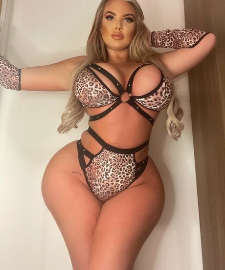 Victoria Lily Sinclair star top pic