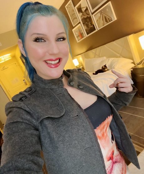 Leva Bates star du porno gratuite image