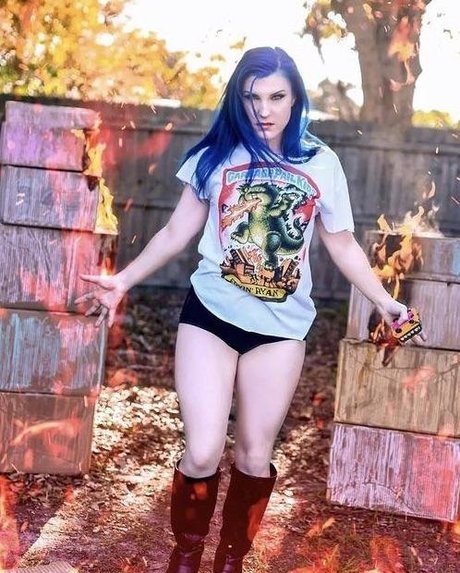 Leva Bates modelo desnudos galería