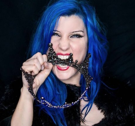 Leva Bates étoile nue archive