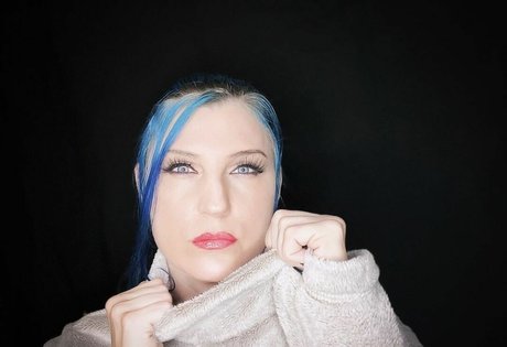 Leva Bates Miniatura