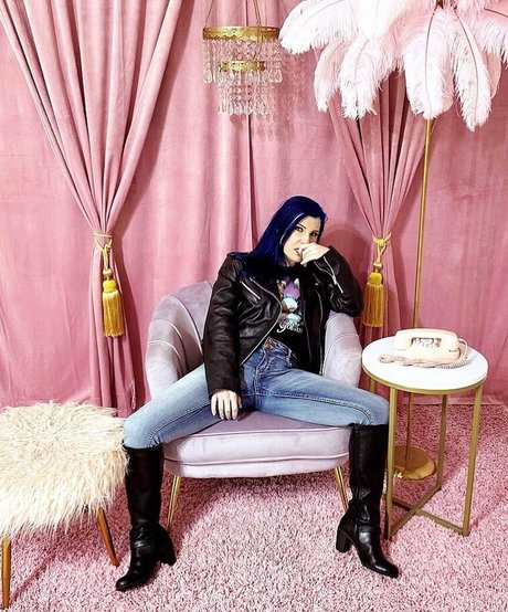 Leva Bates model perfect pictures