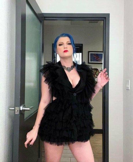 Leva Bates star exclusive photo