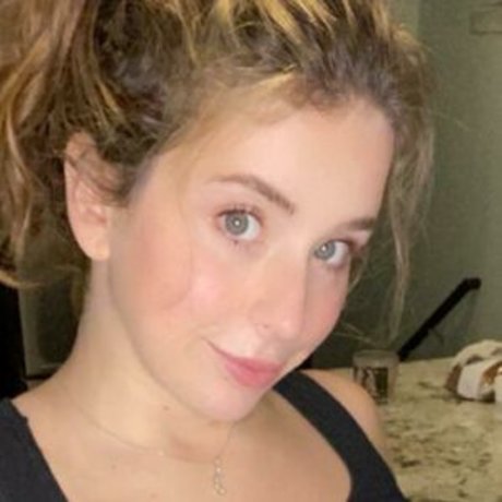 Ahlyssieeee pornstar adult photo
