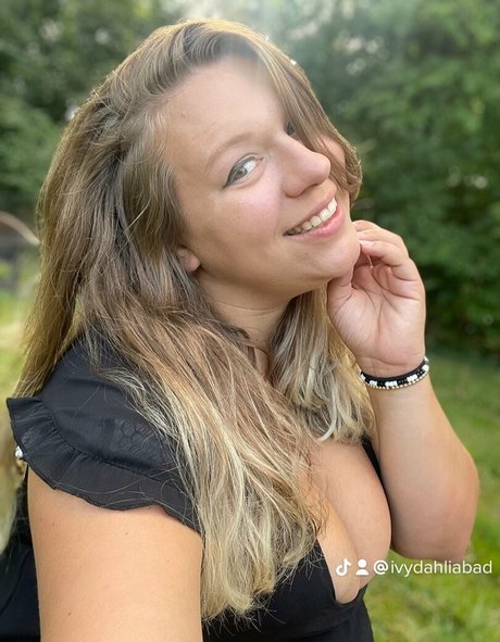 Ivy Dahlia sexy model img