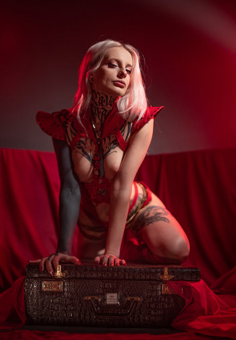 nava nextdoor model art pic
