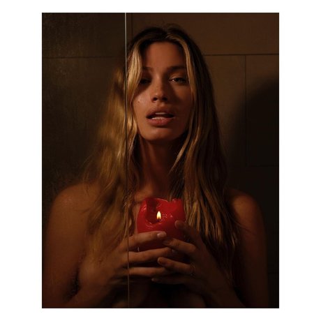 Maggie Rawlins modèle nu collection