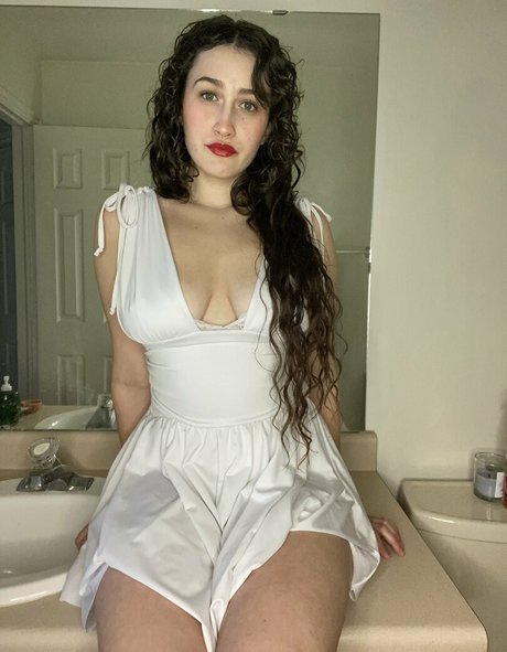 Nerdy Neighbor Tay nudes model photo