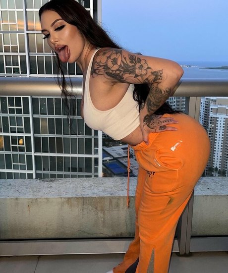 Taytatted model nice image