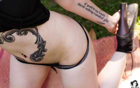 Bae Suicide modelo adulto imágenes