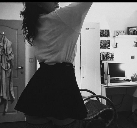 ana uhiram modelo desnuda galerías