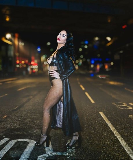 Reign Chaos star du porno nue des photos