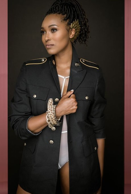 Dr Ebonie Vincent Miniatura