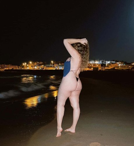 Carmen Curvy nus étoiles des photos