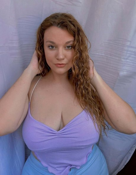 Carmen Curvy estrella desnuda fotos