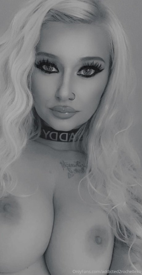 addicted2rochellexo naked pornstar picture