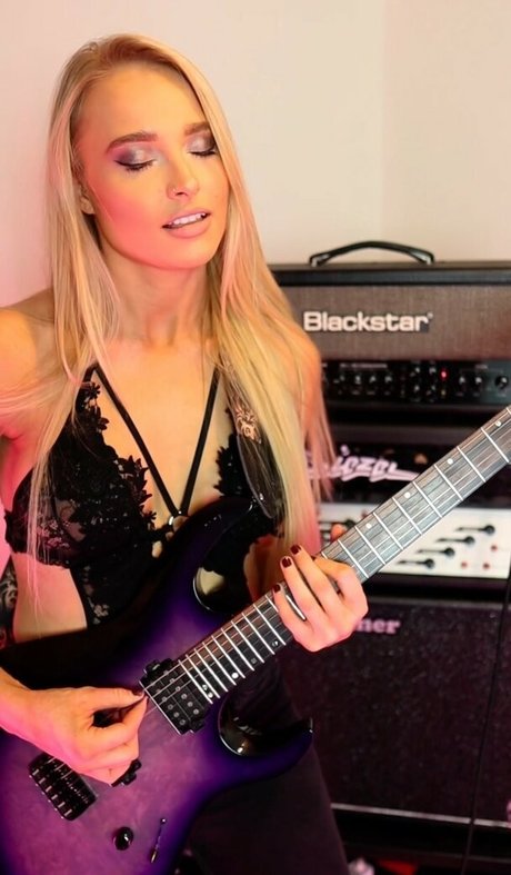 Sophie Lloyd sexy star image