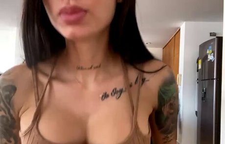 Lara Henao étoile nue des photos