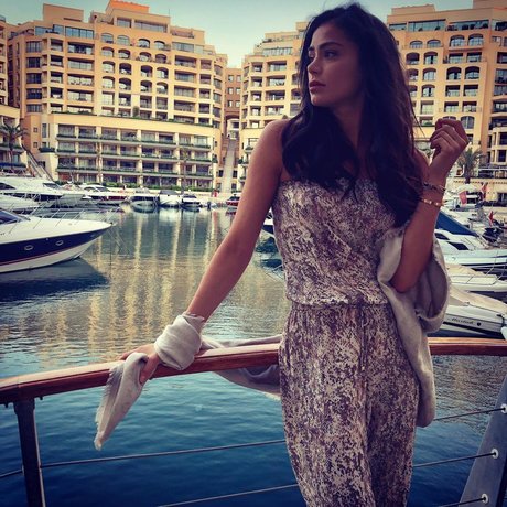 Sandra Dziwiszek modelo atractivo imágenes