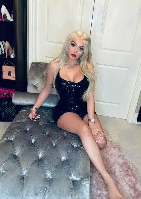 AvyannaLouve model hot pic