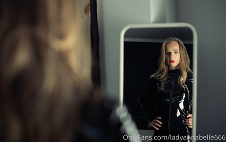 Lady Annabelle star pornographique archive