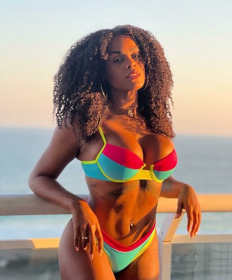 Lais Oliveira actrice de nus photo