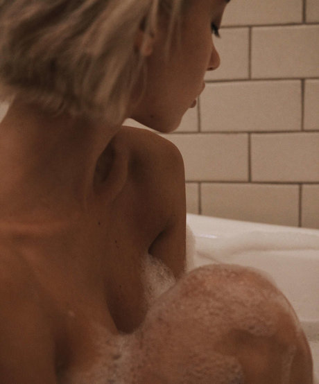 aemillin étoile nue des photos