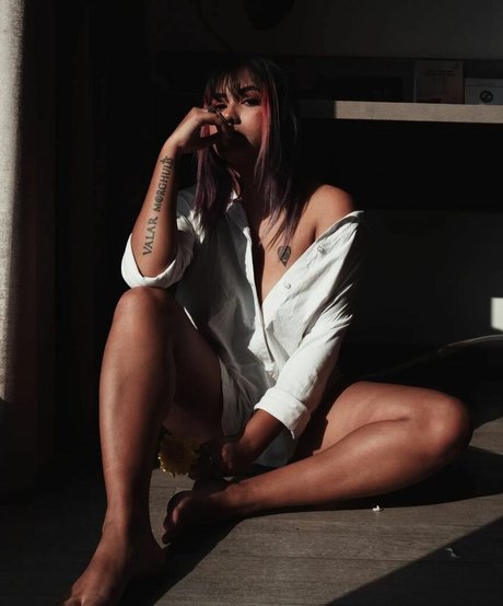 Yajnaseni modelo sexy imagen