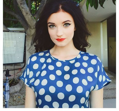 Hannahrosemasi modelo atractivo galerías