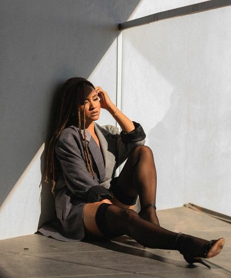 Rhyon Nicole Brown belle star du porno img