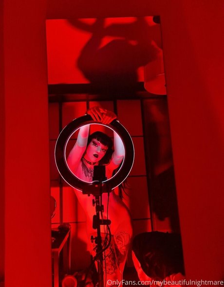 mybeautifulnightmare étoile chaude photo