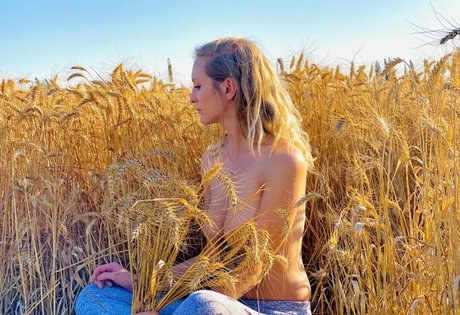 pink princess on sky modelo archivo