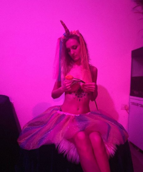 pink princess on sky modelo caliente fotos